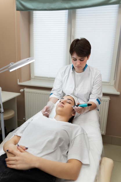 Photo gratuite personne recevant un traitement de beauté par micro-aiguilletage