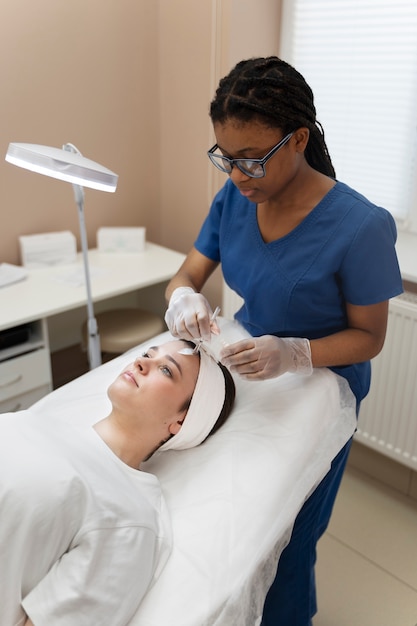 Personne recevant un traitement de beauté par micro-aiguilletage