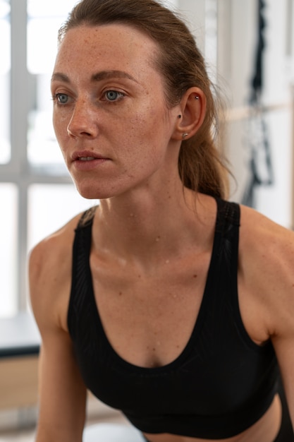 Personne s'entraînant au gymnase en pause