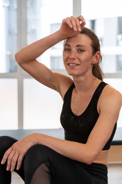 Photo gratuite personne s'entraînant au gymnase en pause