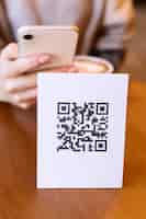 Photo gratuite personne scannant le code qr