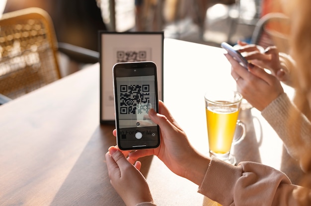 Photo gratuite personne scannant le code qr