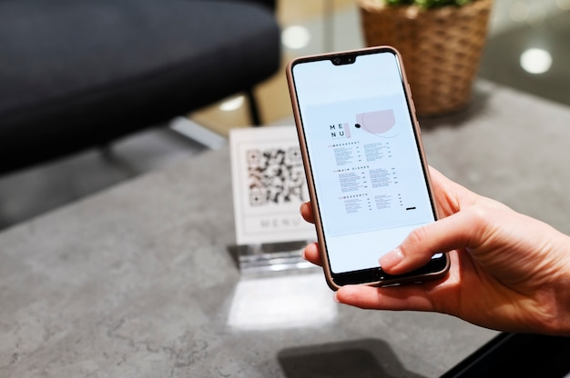 Photo gratuite personne scannant le code qr