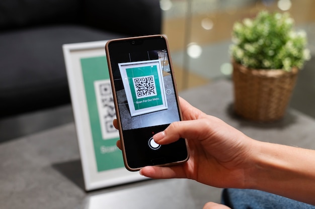 Personne scannant le code qr