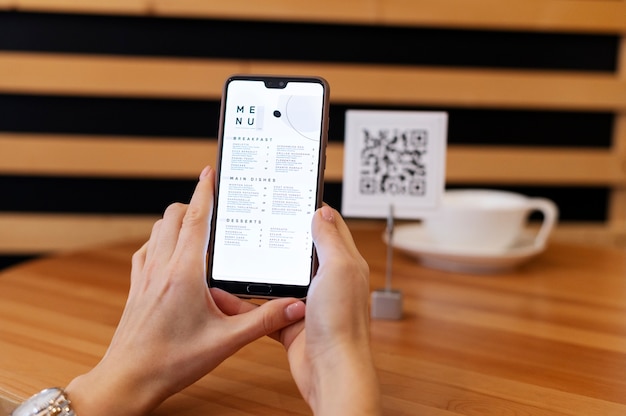 Personne scannant le code qr