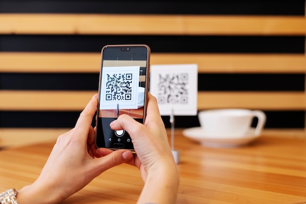 Photo gratuite personne scannant le code qr