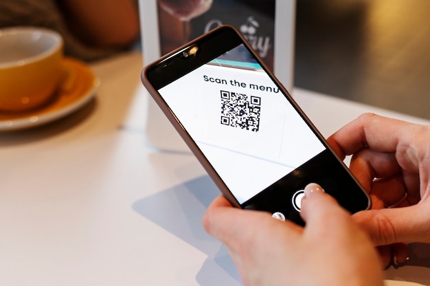 Personne scannant le code qr