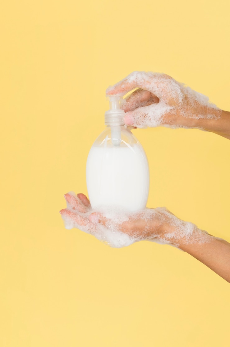 Photo gratuit personne se lavant les mains avec du savon