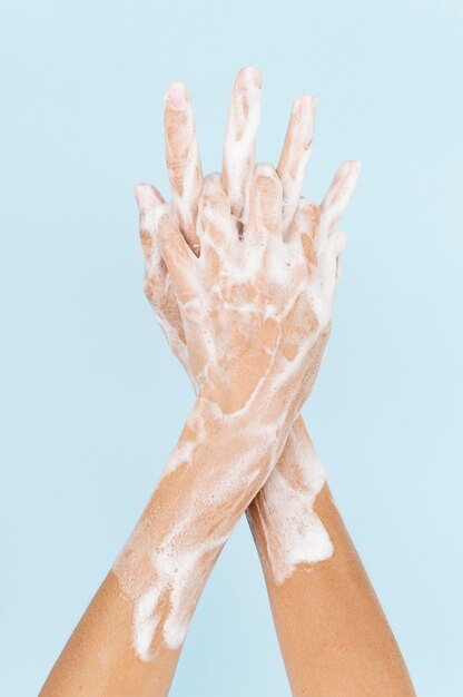 Personne se lavant les mains avec du savon