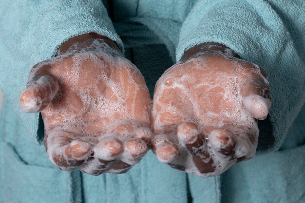 Personne se lavant les mains avec du savon