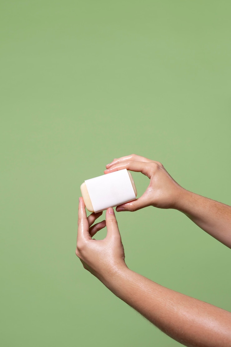 Photo gratuit personne se lavant les mains en gros plan