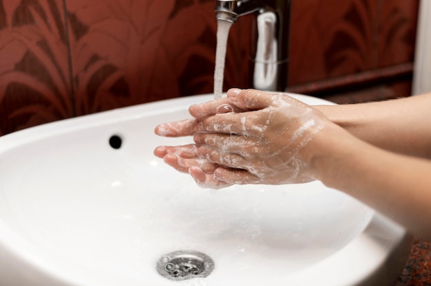 Personne se laver les mains avec du savon