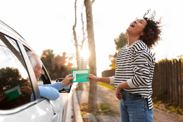 Photo gratuite personne se préparant à obtenir un permis de conduire