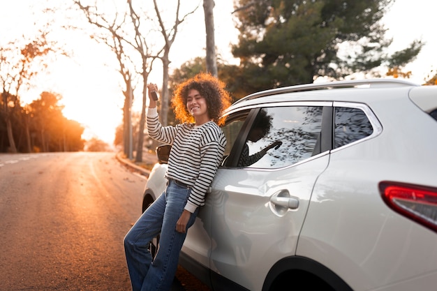 Photo gratuite personne se préparant à obtenir un permis de conduire