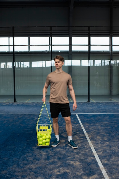 Personne se prépare à jouer au paddle-tennis à l'intérieur