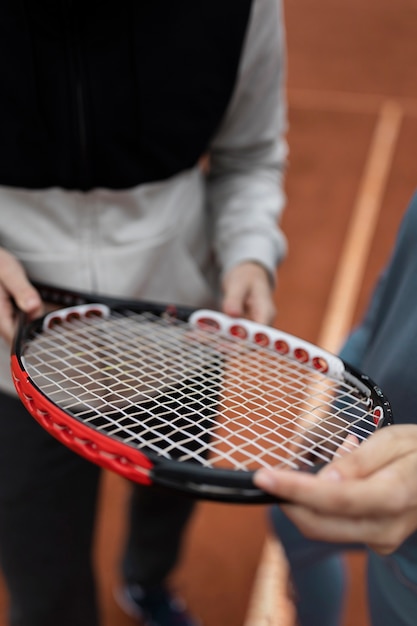 Personne se prépare pour le jeu de tennis en hiver