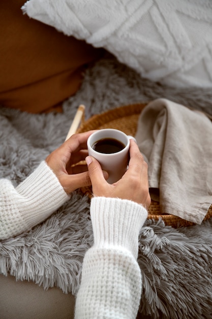 Photo gratuite personne se reposant en hiver avec des vêtements confortables