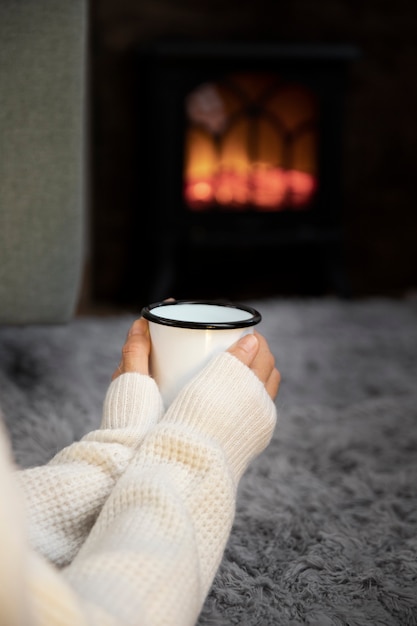 Photo gratuite personne se reposant en hiver avec des vêtements confortables