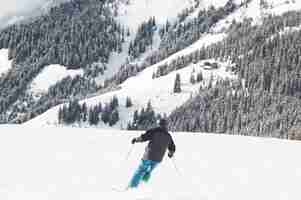 Photo gratuite personne ski dans les montagnes