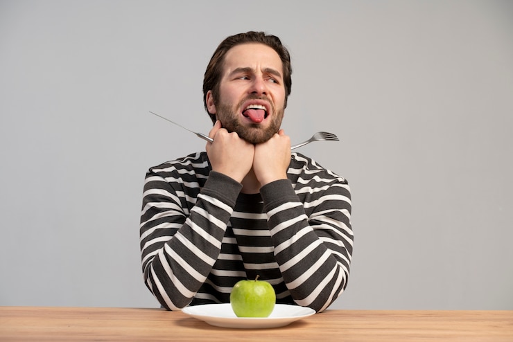Photo gratuit personne souffrant de troubles de l'alimentation essayant de manger sainement