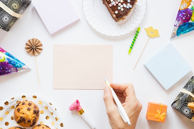 Personne souhaitant écrire quelque chose sur une carte d'anniversaire vide