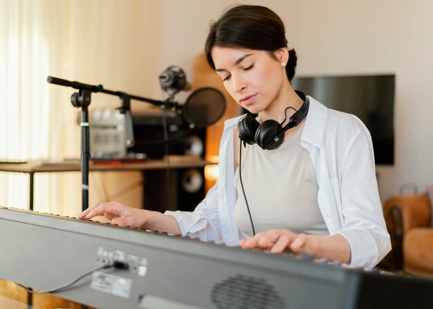 Personne talentueuse produisant de la musique