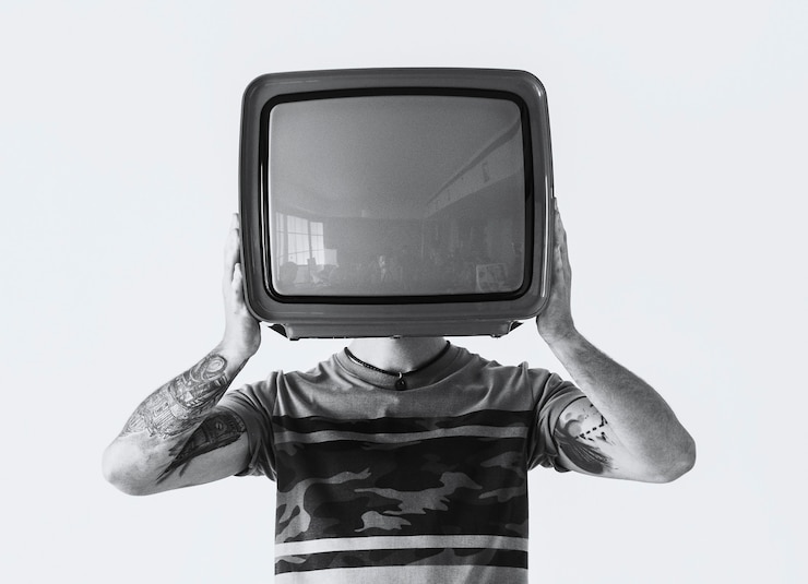 Photo gratuit personne tatouée tenant une télévision
