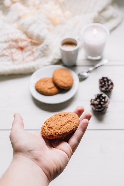 Photo gratuite personne tenant un biscuit à la main