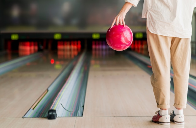 Personne tenant une boule de bowling