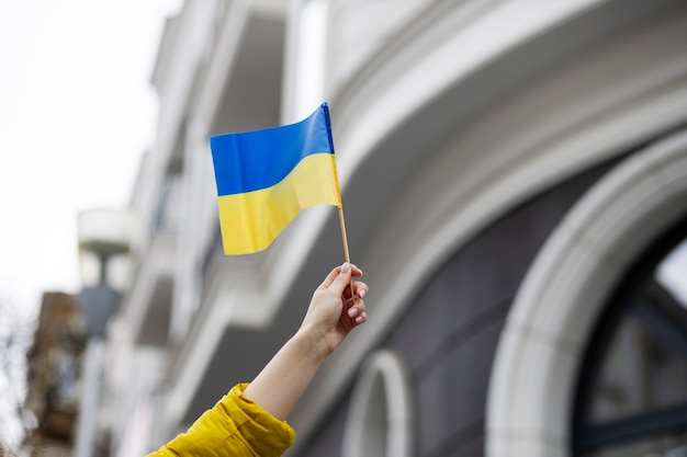 Personne tenant le drapeau ukrainien