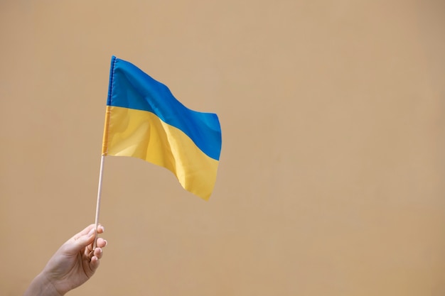 Personne tenant le drapeau ukrainien