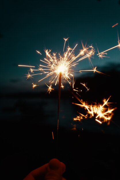 Personne tenant des feux de Bengale ou des cierges magiques