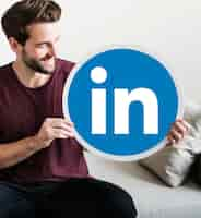 Photo gratuite personne tenant une icône linkedin