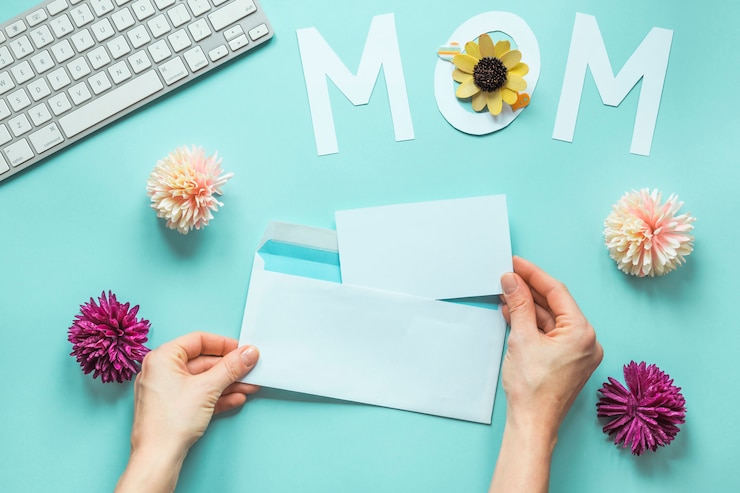 Photo gratuit personne tenant un papier avec enveloppe près de l'inscription de maman