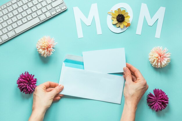 Personne tenant un papier avec enveloppe près de l&#39;inscription de maman