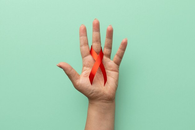 Personne tenant un ruban de la journée mondiale du sida