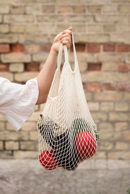 Photo gratuite personne tenant un sac bio avec des légumes
