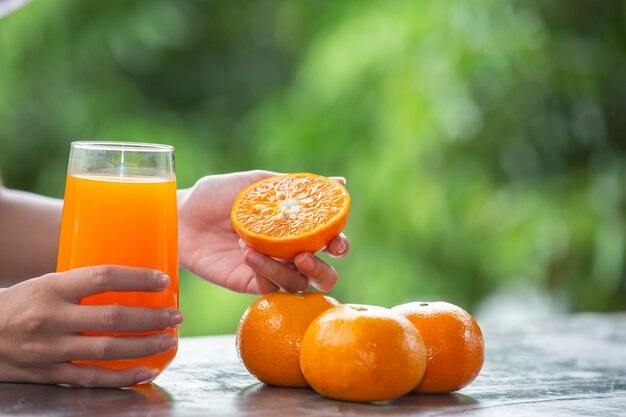 Personne, tenue, orange, fruit, main