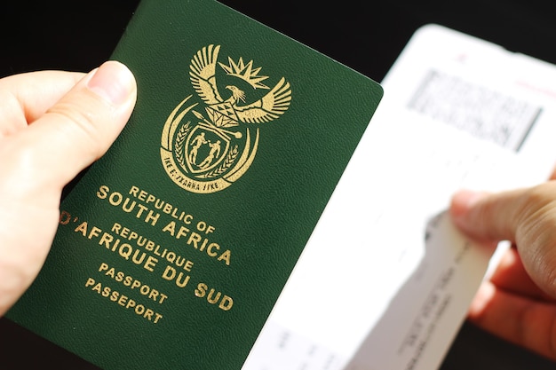 personne titulaire d'un passeport de la République d'Afrique du Sud et d'un billet d'avion