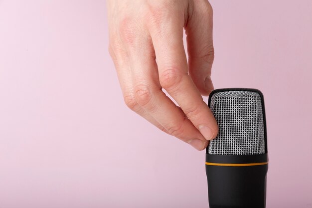 Personne touchant le microphone pour asmr