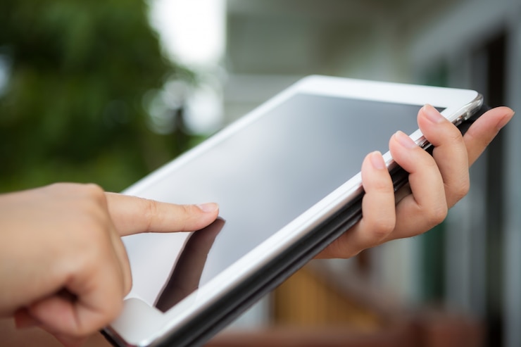 Photo gratuit personne toucher une tablette