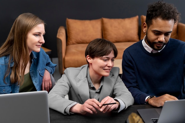 Photo gratuite personne trans travaillant au bureau avec des collègues