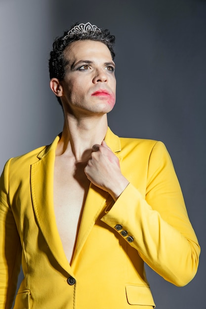 Photo gratuite personne transgenre portant une veste jaune et du maquillage