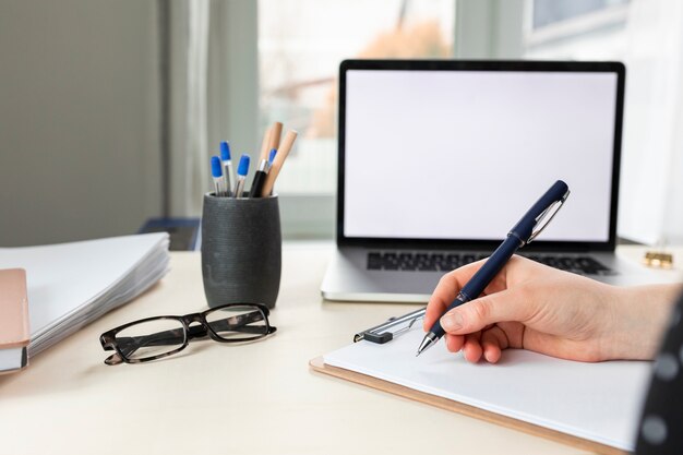 Personne travaillant au bureau