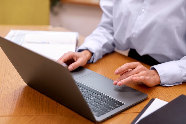 Personne travaillant au bureau