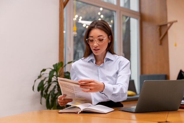 Personne travaillant au bureau