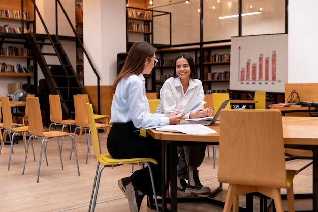 Photo gratuite personne travaillant au bureau