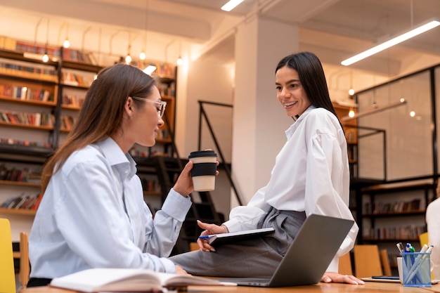 Photo gratuite personne travaillant au bureau