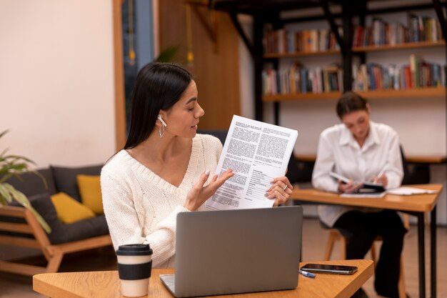 Personne travaillant au bureau