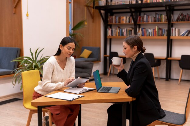 Personne travaillant au bureau